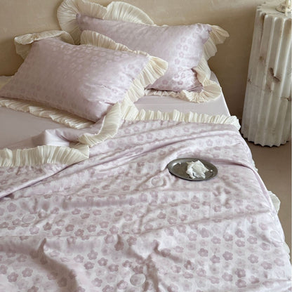Satin-Steppbett-Set mit plissierten Volants und feiner Jacquard-Blumenstruktur
