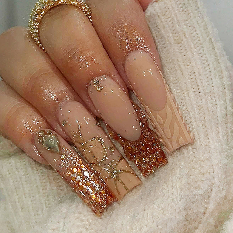 Glamouröses Kunstnagelset mit Glitzer und edlen Verzierungen Brehn
