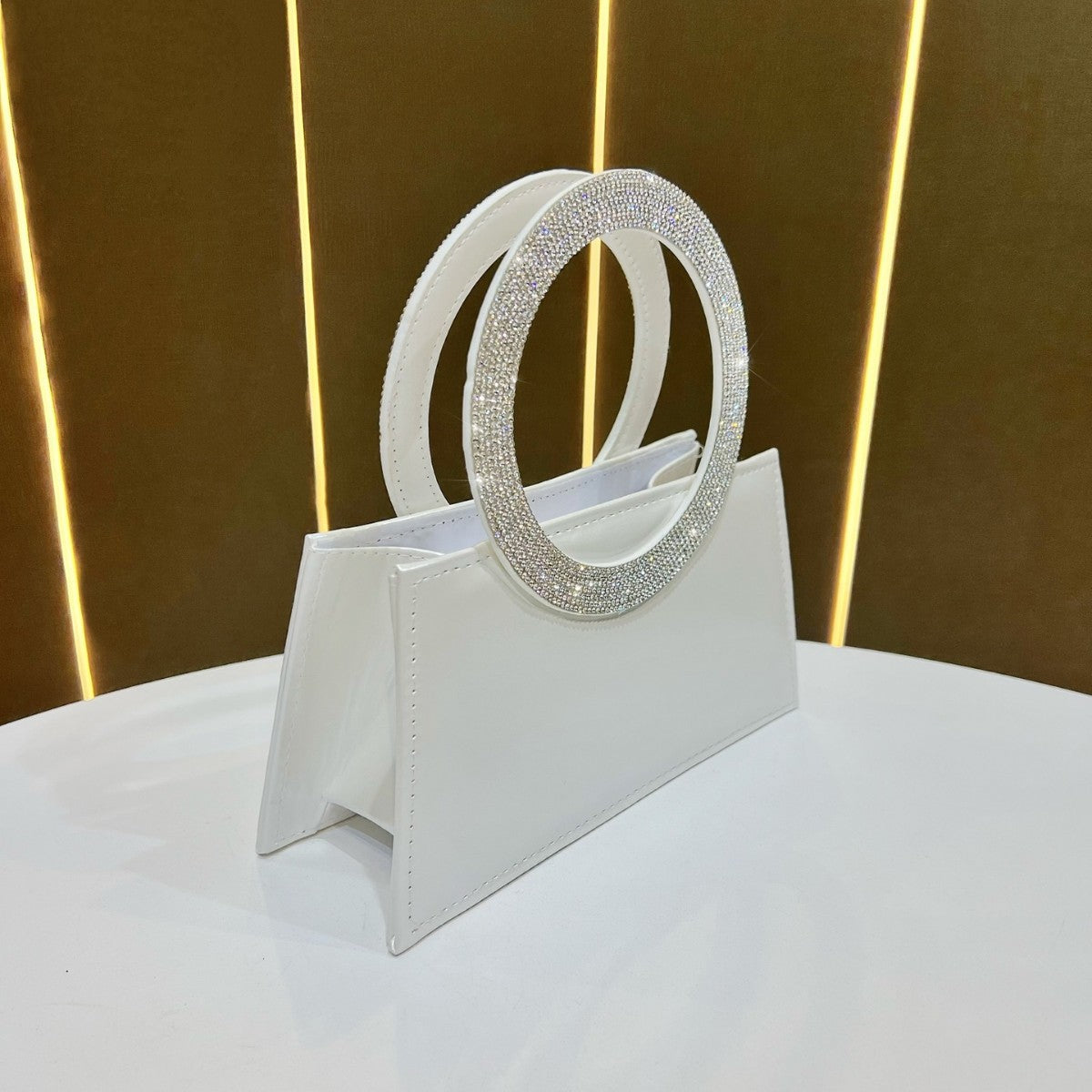 Elegante ringgetragene Abendhandtasche