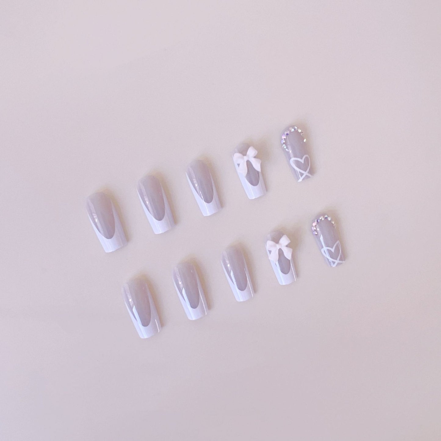 Kunstnagelset mit eleganten Schleifen- und Glitzerverzierungen Brehn