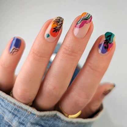Kunstvolle Nagelgestaltung mit bunten Akzenten Brehn