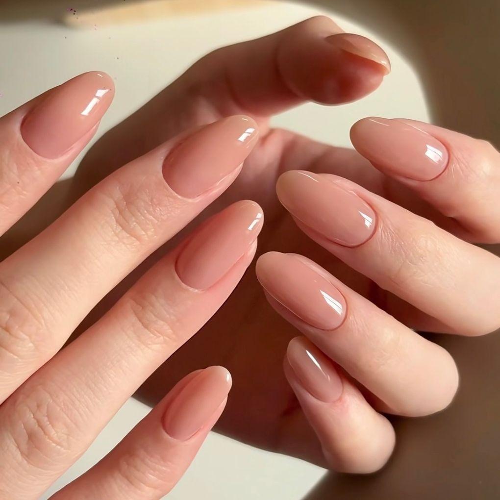 Elegante mandelförmige glanzende Nagelverstärkungen