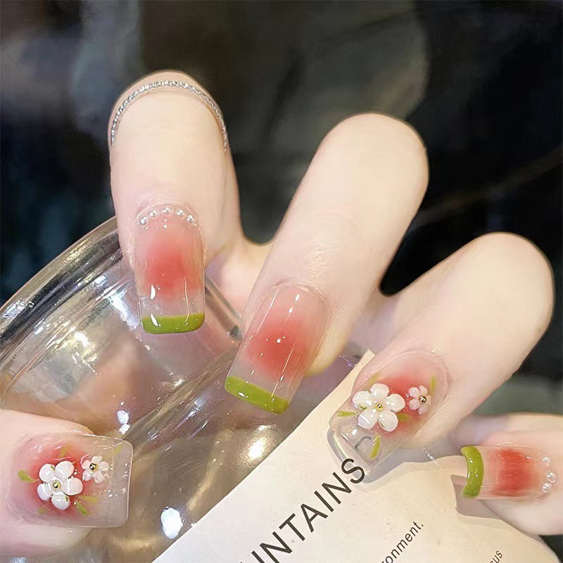 Kunstvolle Nagelkunst mit floralen Akzenten Brehn