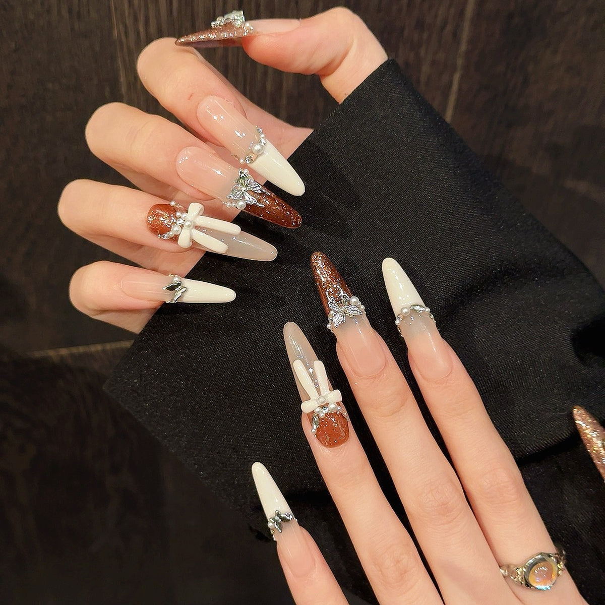 Dekoratives Press-On-Nagelset mit Edelsteinakzenten und elegantem Design
