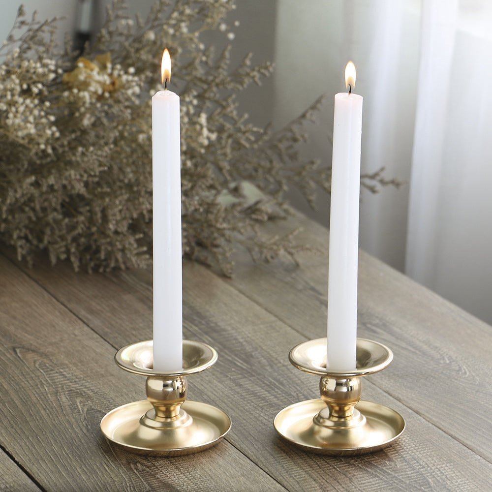 Vintage-inspirierter solider Metallkerzenhalter mit breiter Tropfschale und ausgestelltem Becher Brehn