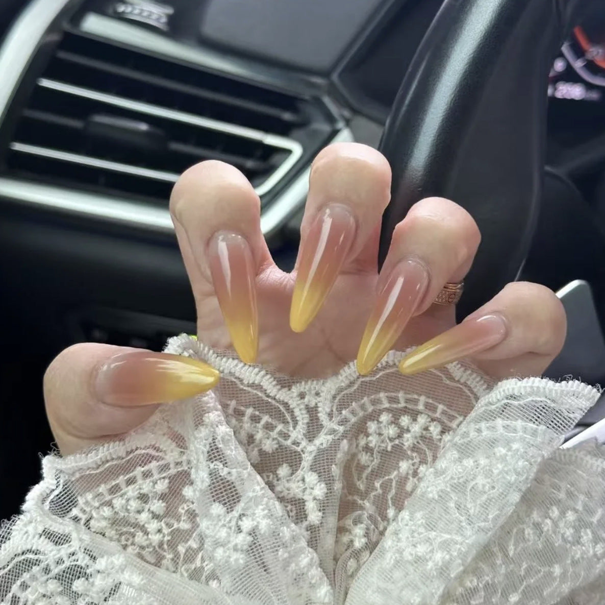 Dekorative Lange Stiletto Press-On Nägel mit Silberakzenten Brehn