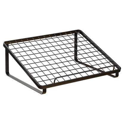 Ergonomischer geneigter Metall-Laptop-Ständer mit belüftetem Gitter und Frontstop.