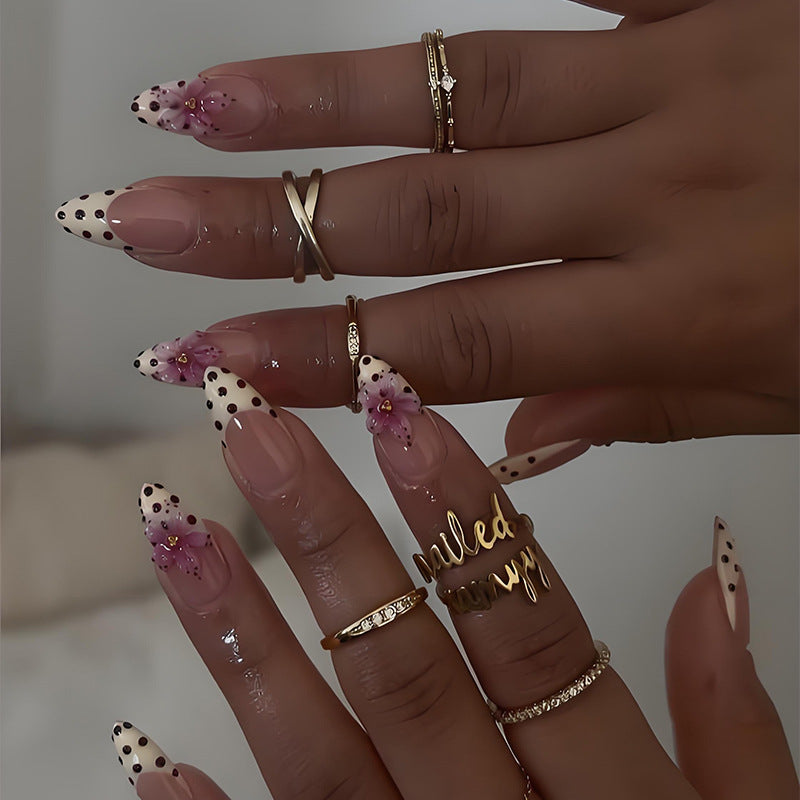 Kunstnagelset mit blumigen Akzenten Brehn