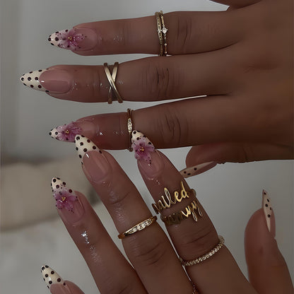 Kunstnagelset mit blumigen Akzenten Brehn