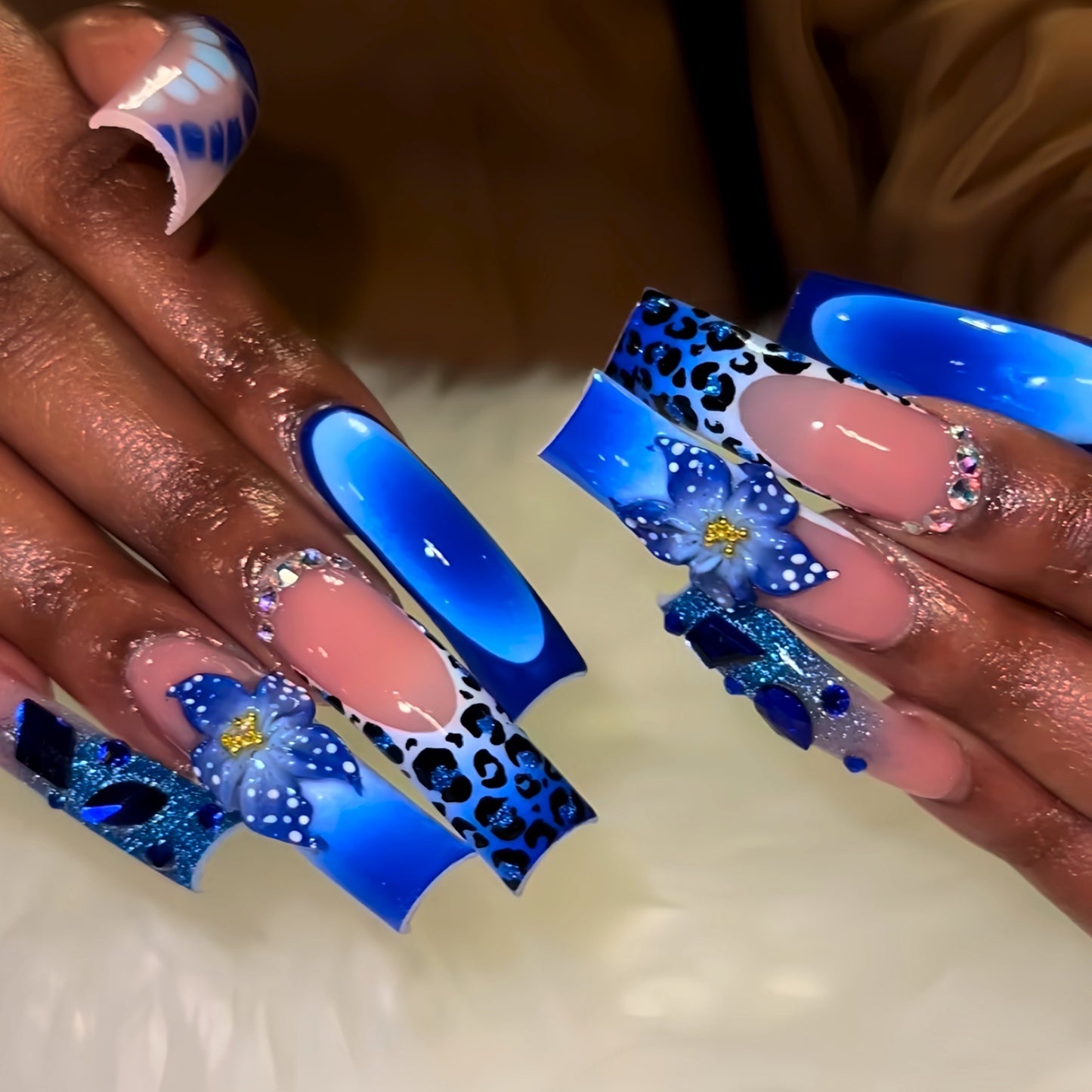 Künstlerische lange press-on Nail Art Brehn