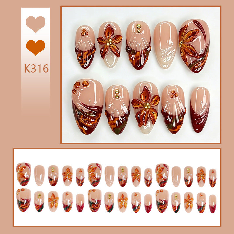 Kunstnagelset mit floralen 3D-Applikationen und eleganten Glitzelementen Brehn