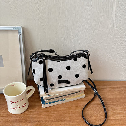 Trendige gepunktete Umhängeclutch