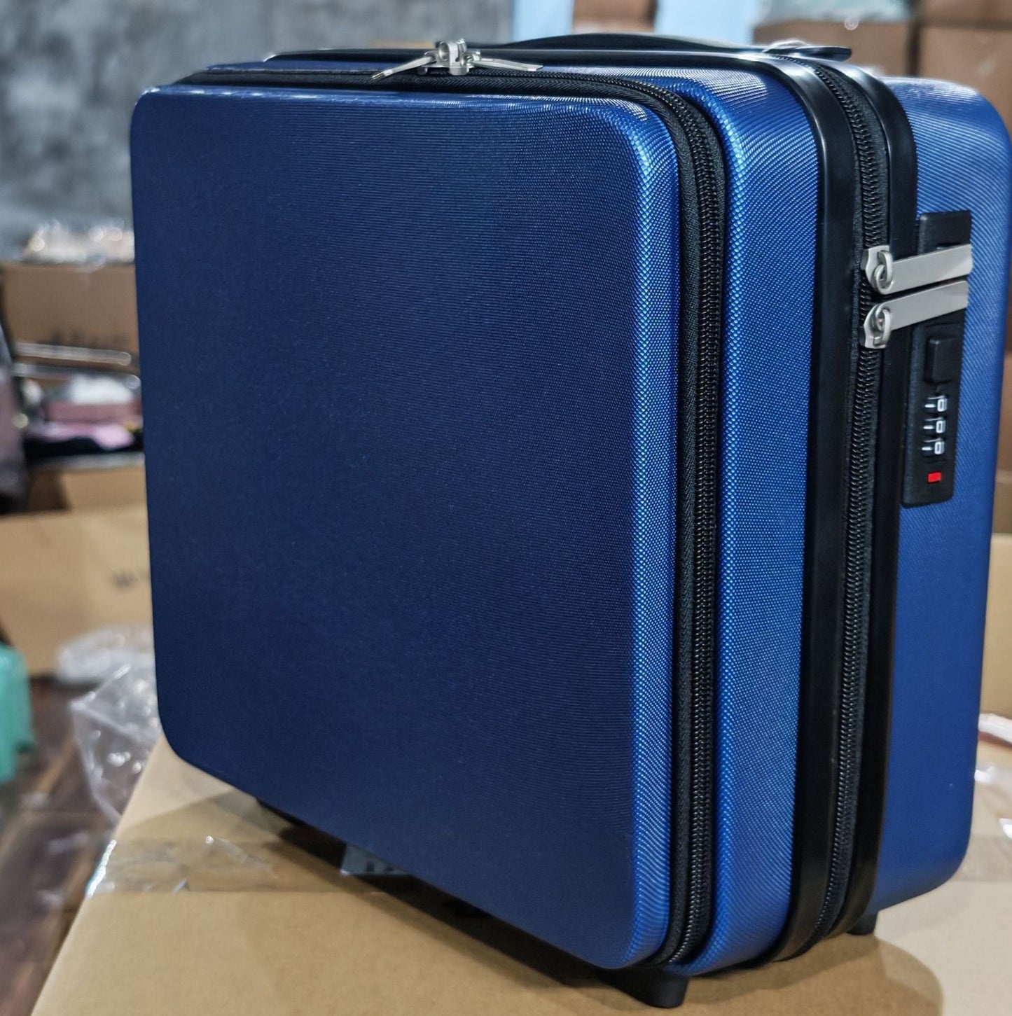 kompakte harte Reis-Kosmetikbox mit TSA-Kombinationsschloss und doppelten Reißverschlussfächern Brehn