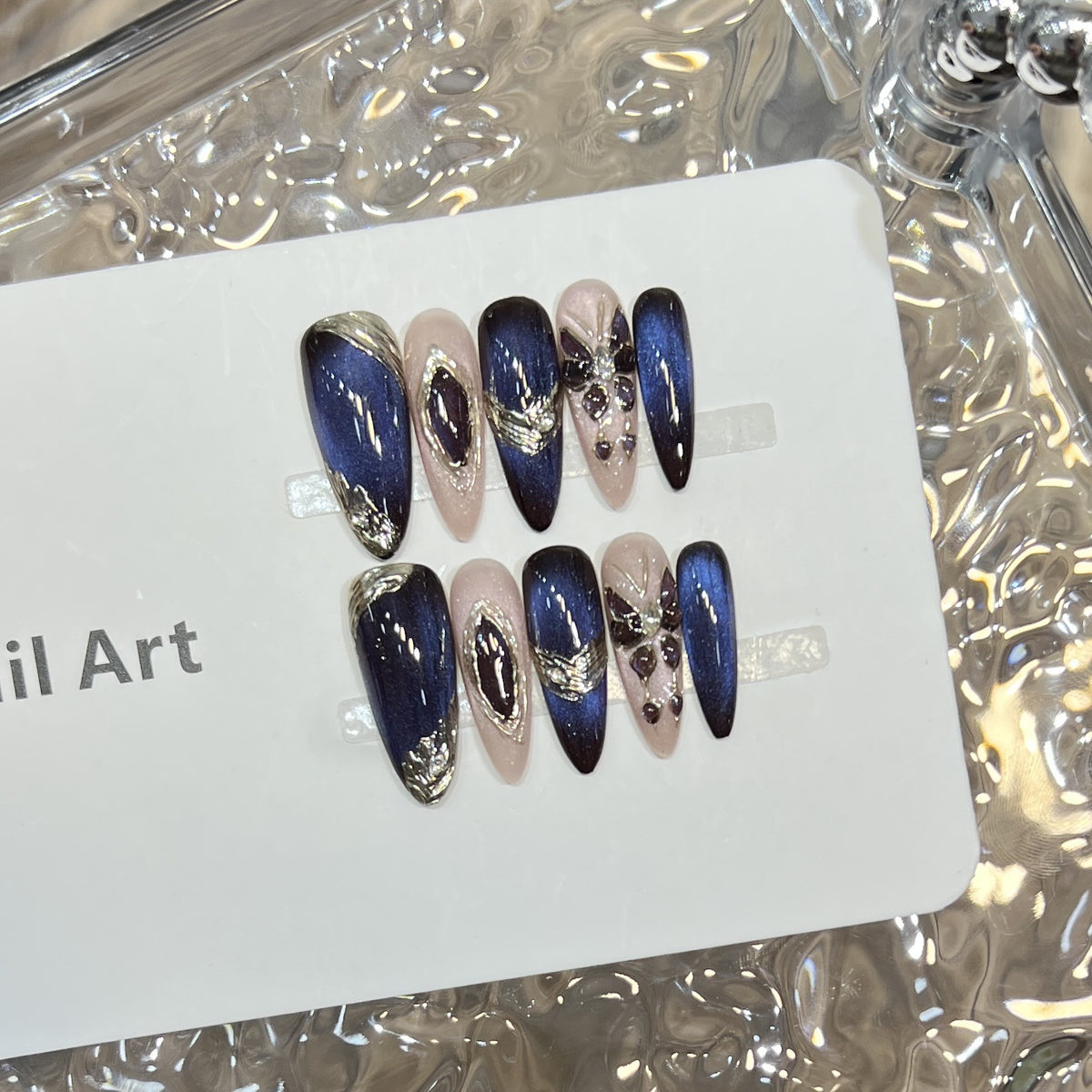 Elegante Stiletto Press-On Nagelkunst Set mit Edelsteinakzenten Brehn