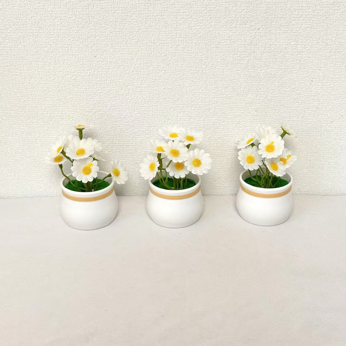 Dekorative Miniatur-Gänseblümchentöpfe