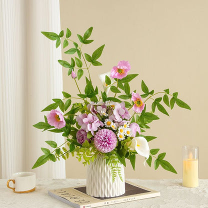 Lebensechte Blumenarrangement mit dekorativer Vase