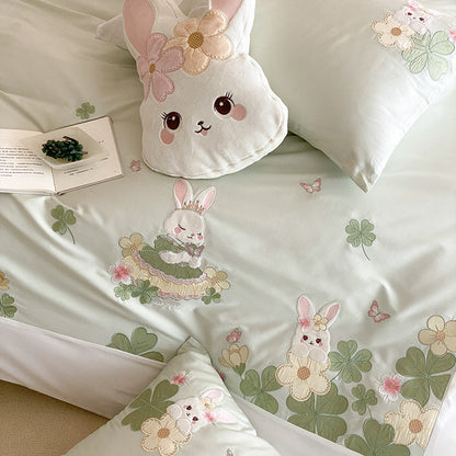 Besticktes Bunny Baumwollsatin Bettbezugset mit Kissenbezügen und plüschigen Akzentkissen