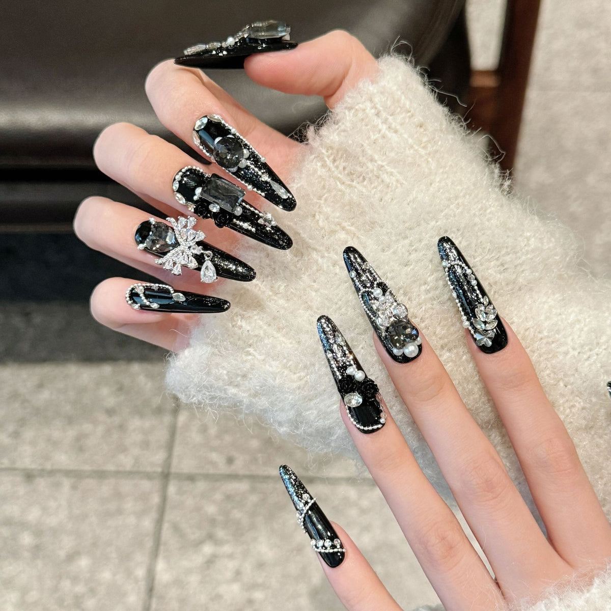 Dekoratives Stiletto Press-On Nail Art Set mit Strasssteinen und glamourösen Akzenten
