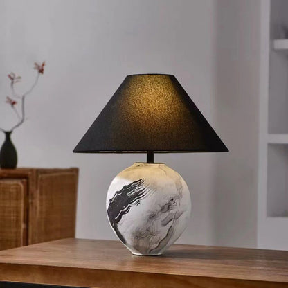 Künstlerische Tischlampe mit geometrischem Sockel