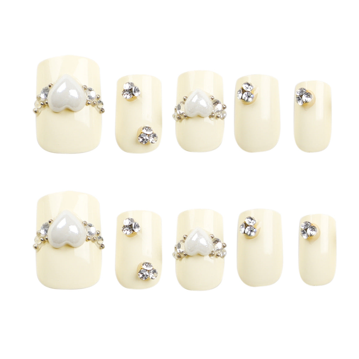 Kunstvolle Nagelverlängerungen mit eleganten Zierdetails Brehn