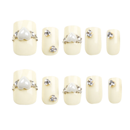 Kunstvolle Nagelverlängerungen mit eleganten Zierdetails Brehn