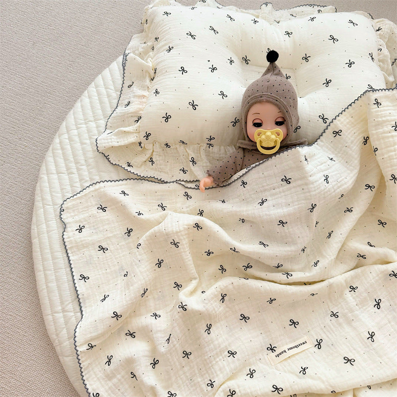 Unisex Musselin-Decke mit zartem Blumendesign und eleganten Rüschen Brehn