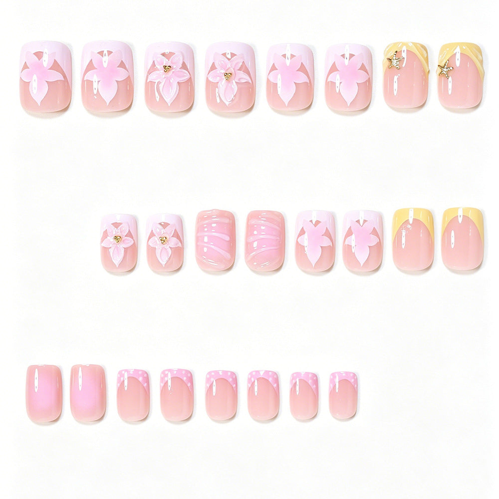 Dekorative Press-On Nagelkunst Tipps mit floralen Akzenten Brehn