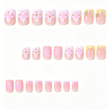 Dekorative Press-On Nagelkunst Tipps mit floralen Akzenten Brehn
