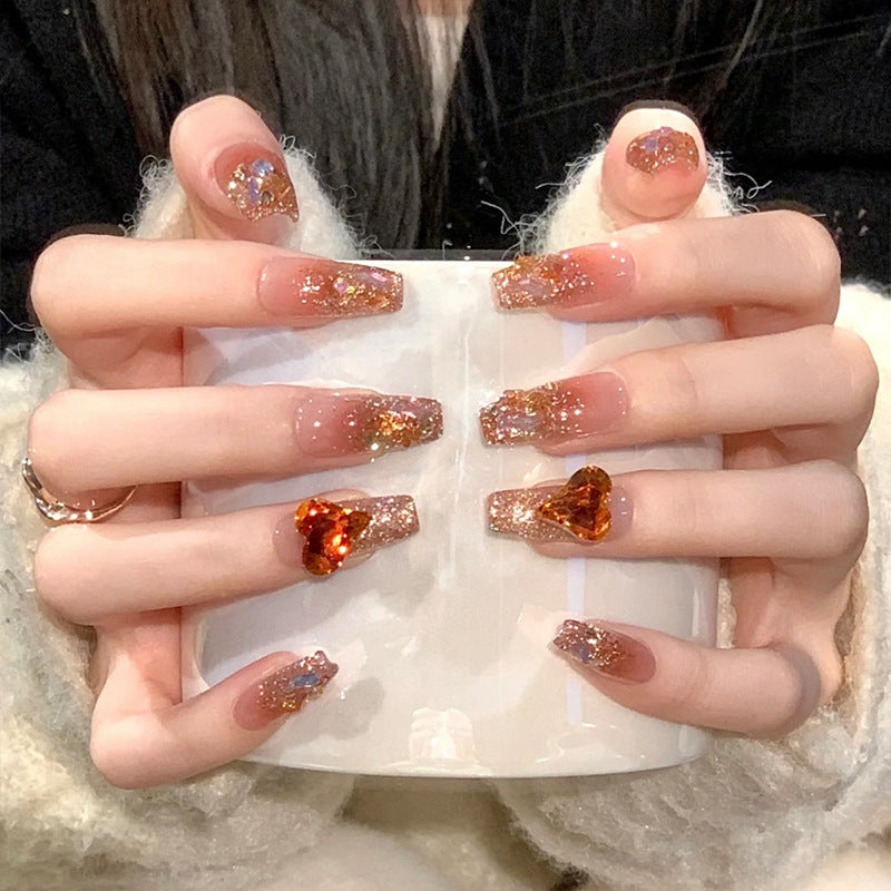 Kunstnagelset mit Glitzer- und Herzakzenten Brehn