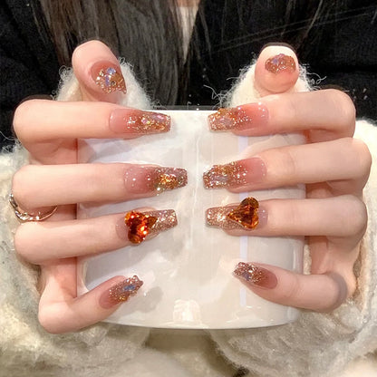 Kunstnagelset mit Glitzer- und Herzakzenten Brehn