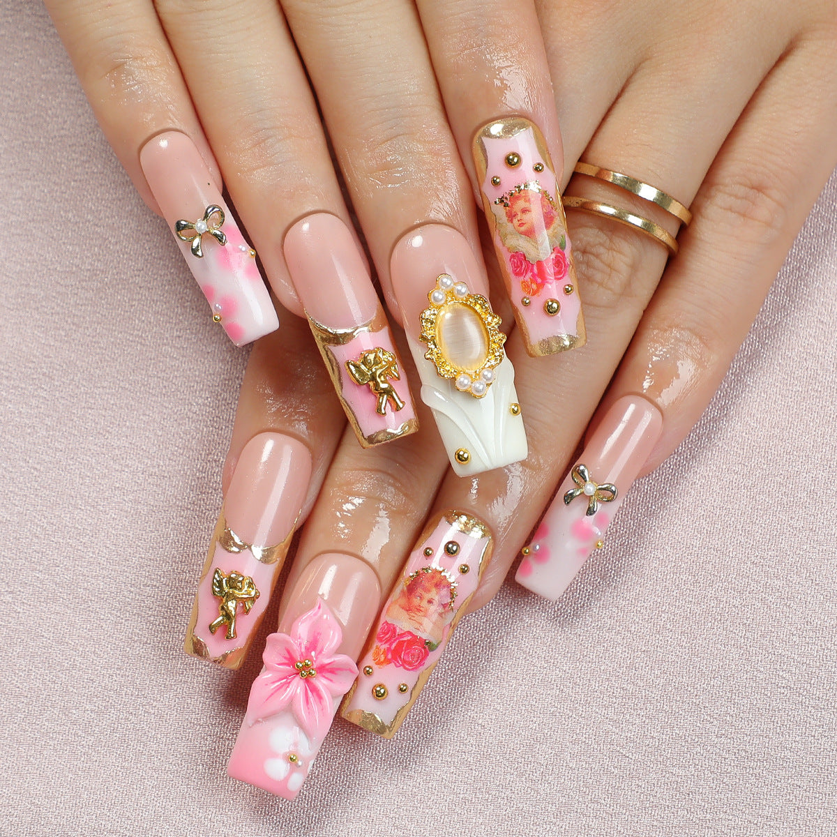 Kreatives Kunstnagelset mit blühenden Verzierungen und Glitzerakzenten Brehn
