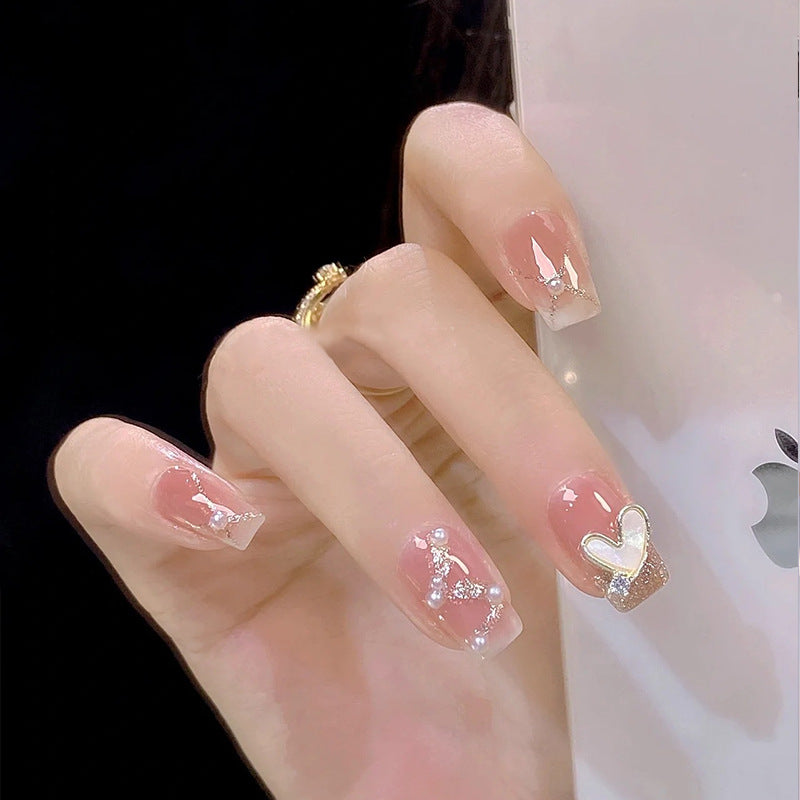 Kunstnagelset mit eleganten Perlen- und Glitzerakzenten Brehn