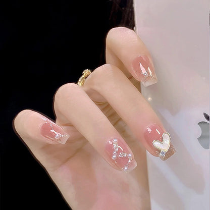 Kunstnagelset mit eleganten Perlen- und Glitzerakzenten Brehn