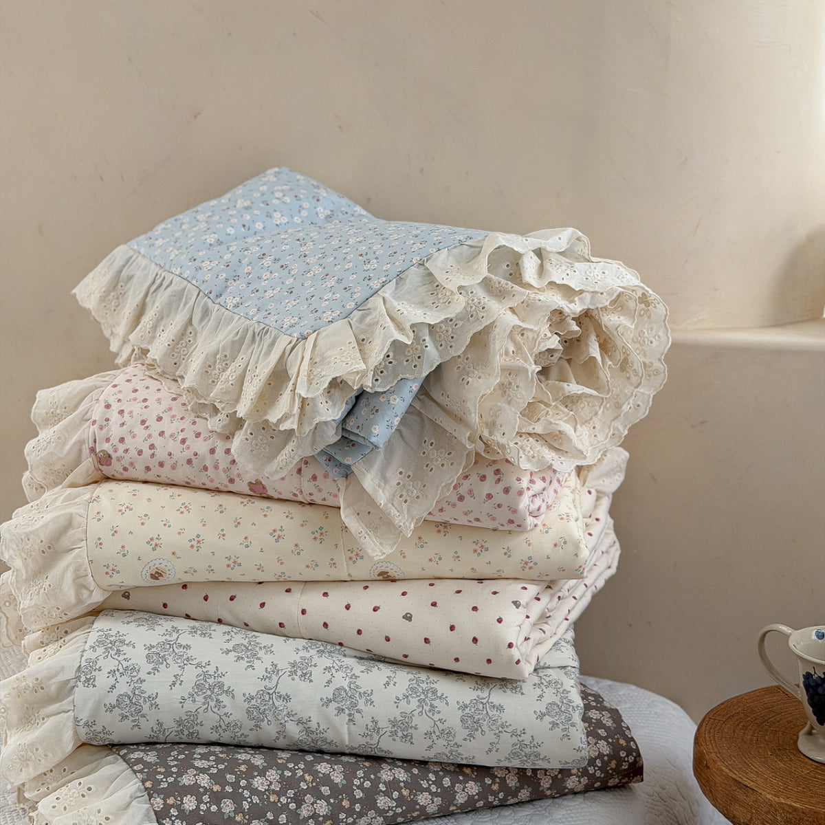 Gesteppte leichte Blumencotton-Bettdecke mit Rüschensaum und wendbarem Design