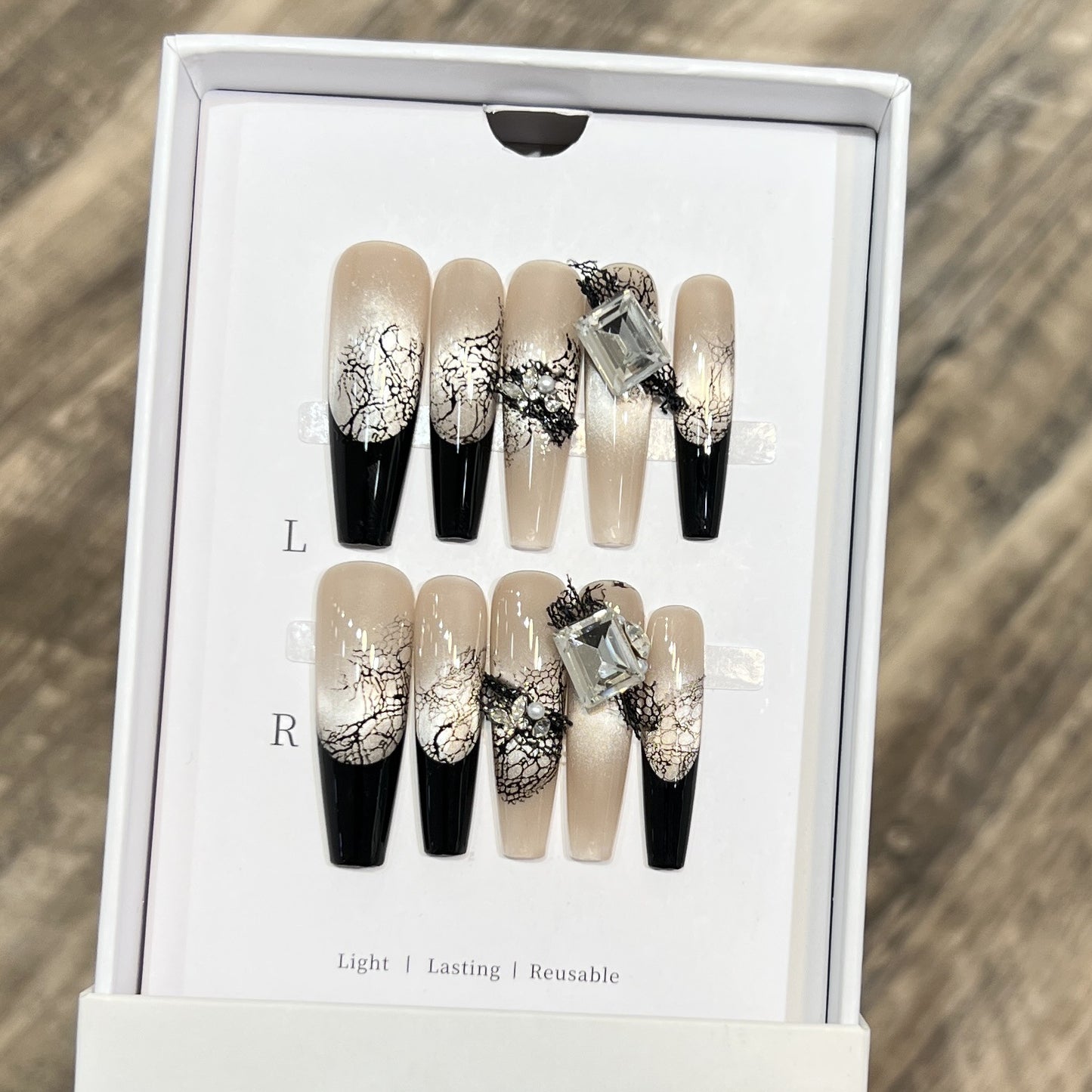 Künstlerisches Press-On-Nagelset mit einzigartigen Spitzen- und Edelsteinakzenten Brehn