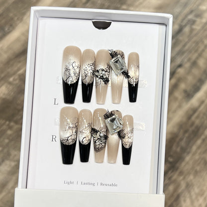 Künstlerisches Press-On-Nagelset mit einzigartigen Spitzen- und Edelsteinakzenten Brehn
