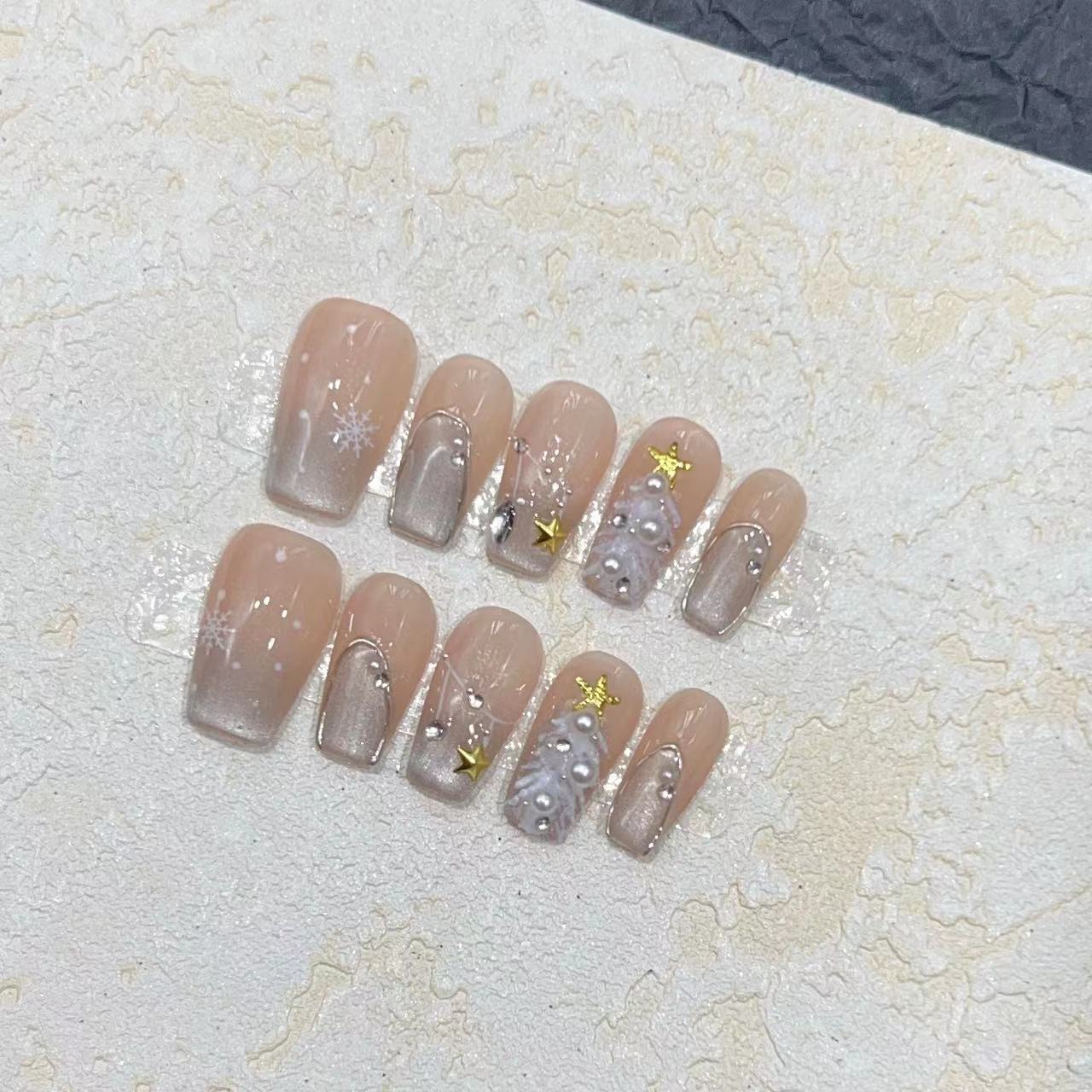 Elegantes Press-On Nagelkunstset mit dekorativen Schmuckakzenten Brehn