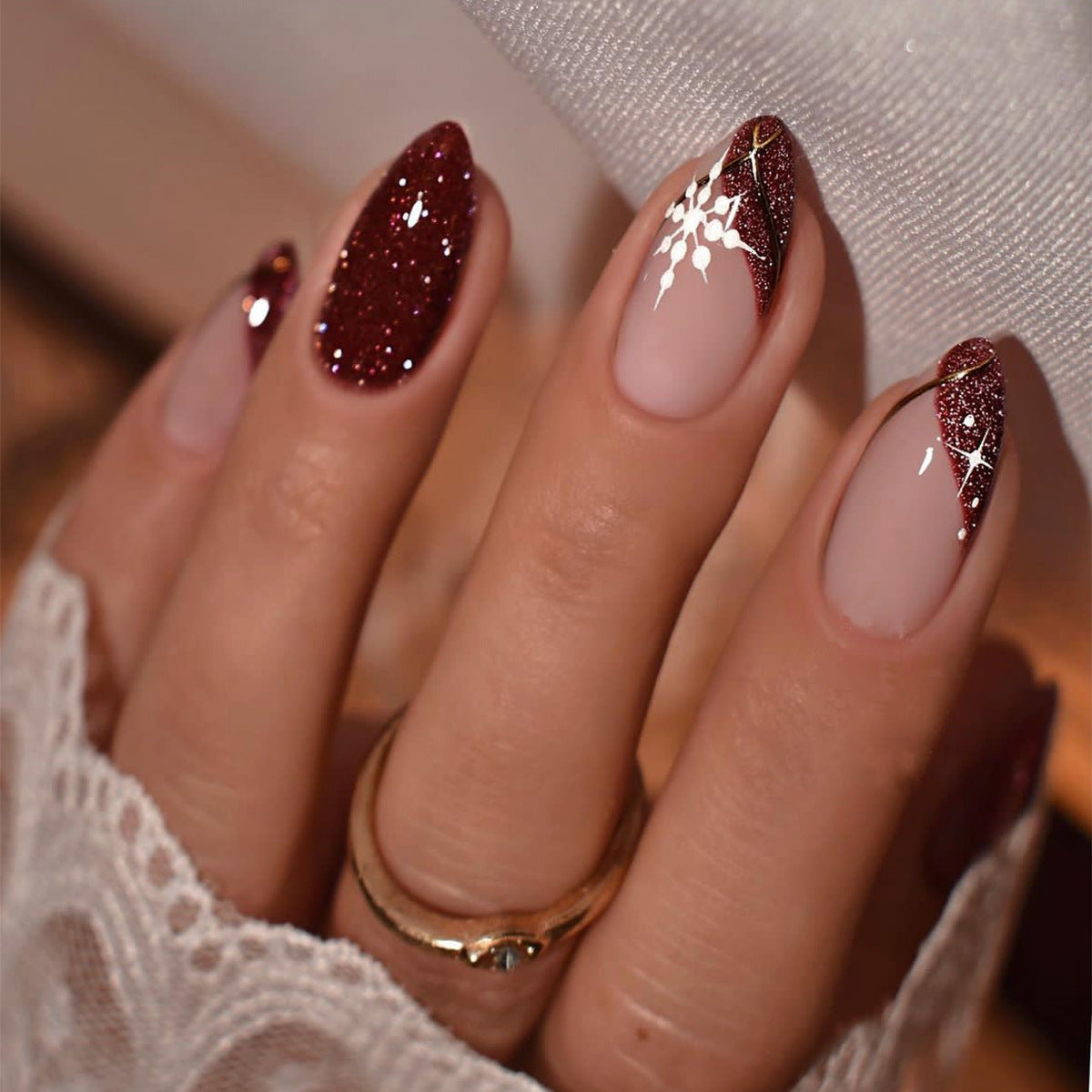 Glamouröse Press-On Nagelset mit Glitterakzent und Mandelform Brehn