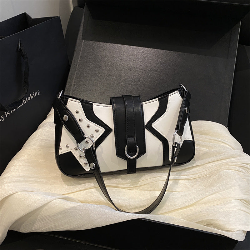 Nietenverzierte Handtasche