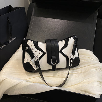 Nietenverzierte Handtasche