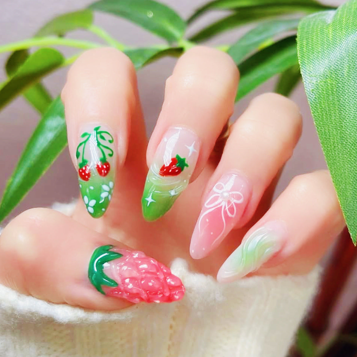Kreatives, von Erdbeeren inspiriertes Nagelkunst-Set Brehn