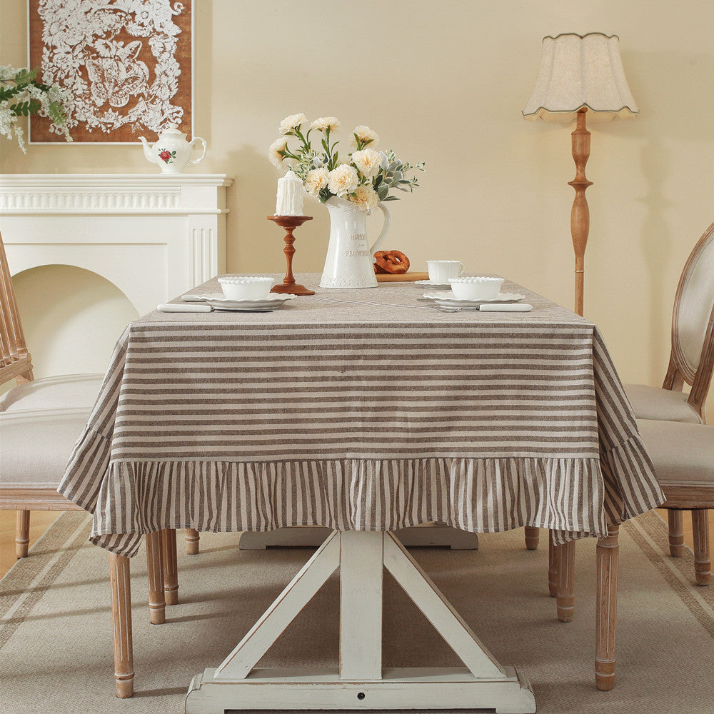 Flirty gestreifte Tischdecke mit Rüschensaum