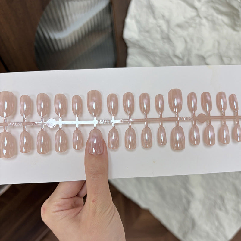 Glänzende Nagelkunst mit subtilen Streifen Brehn