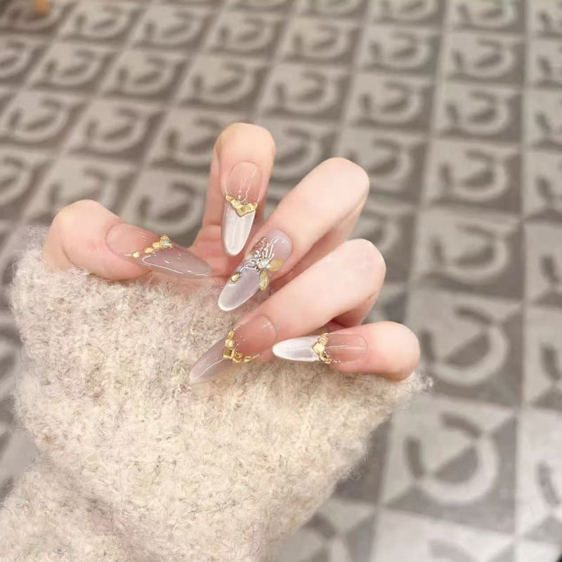 Glamouröse Kunstnägel mit eleganten Golden Details Brehn