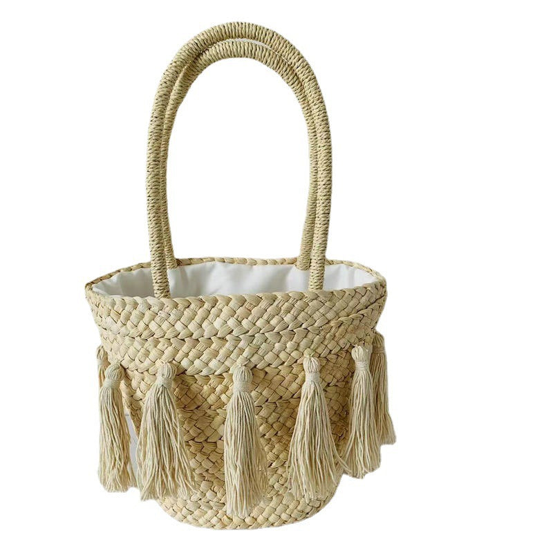 Trendige Korbtasche mit Quasten Brehn