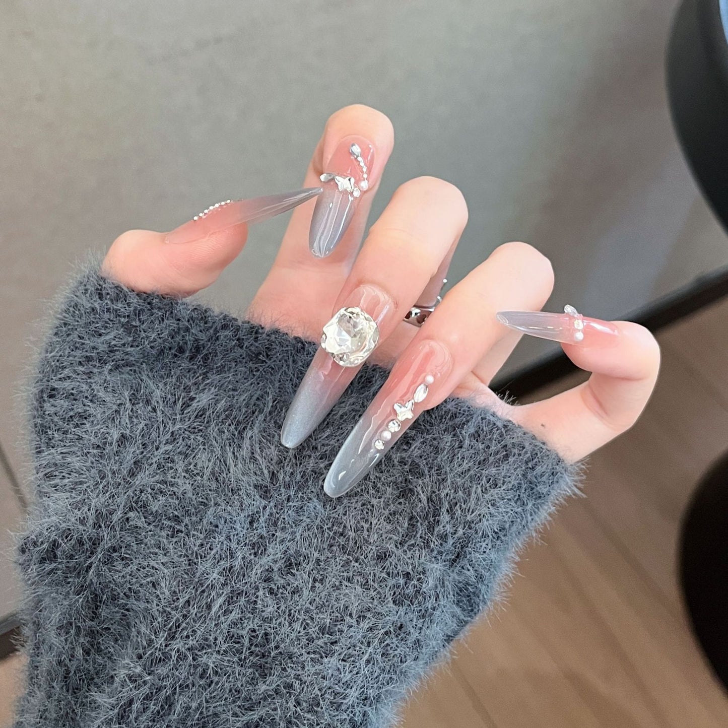 Dekorative mit Kristallen verzierte lange Stiletto Press-On Nägel Brehn