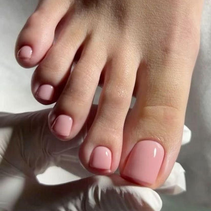 Kunstvolle Fußnagelverzierung mit elegantem Goldakzent Brehn