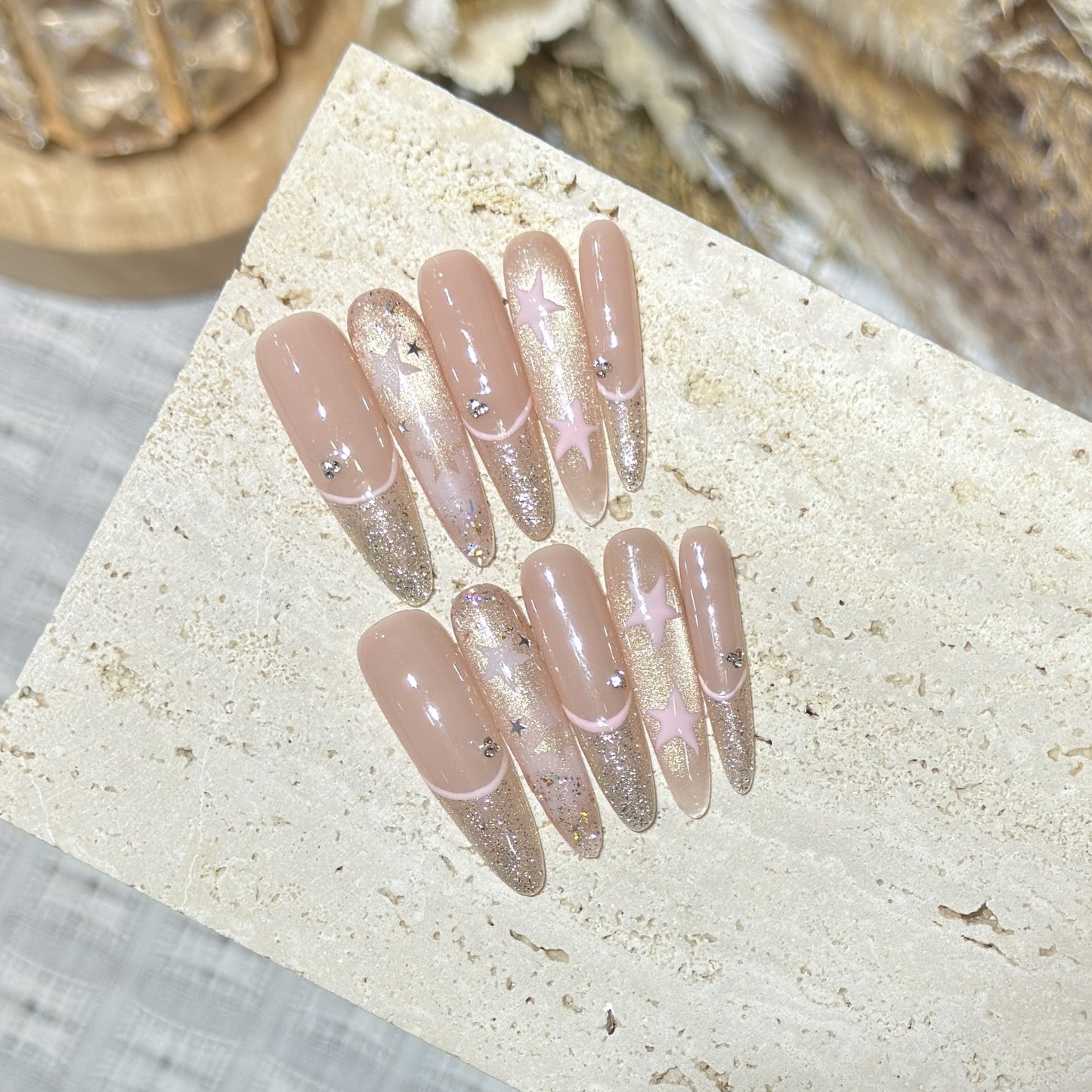 Elegante Stiletto Press-On Nagelkunst mit Strassakzenten Brehn