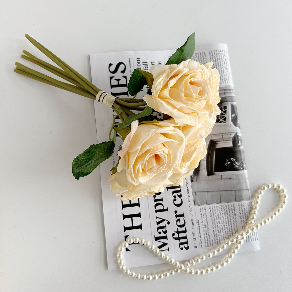 Eleganter künstlicher Rosenstrauß