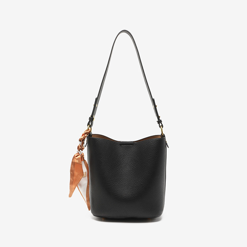 Texturierte Leder-Eimer-Tasche Brehn